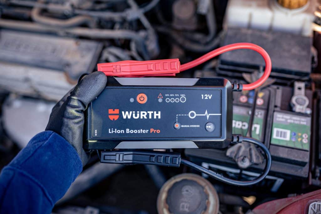 Arrancador de coches portátil de la marca Würth listo para ser utilizado.